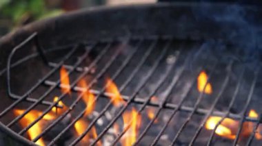 Alevli barbekü ızgarası. Orta yakınlaştırma, seçici odak noktası.