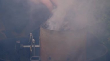 Barbeküde kömür ve mangal kömürü seçici odak noktası