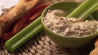  Humus ve sos bir kâseye konur. 4k 'lık oyuncak bebek seçici bir odak noktası.