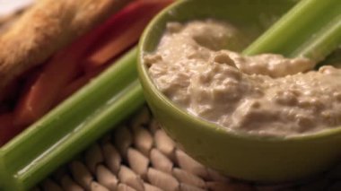 Humus ve soslar bir kaseye yakın çekim seçici odak noktası