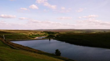 Holmfirth Peak Bölgesindeki rezervuar Hava Aracı 4k seçici odak