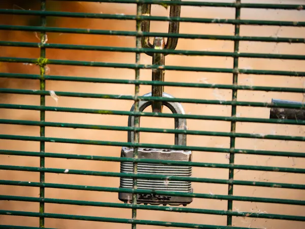 Asma kilit, güvenlik kapısını kapatıyor.