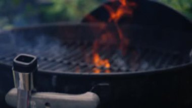 Alevli ızgaralı sıcak ızgara 4k seçici odak noktası