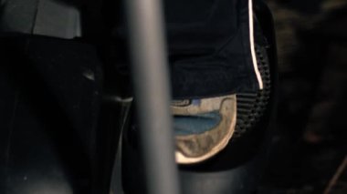 Egzersiz bisikletinde ayak pedalı. Yakınlaştır, yavaş çekimde odaklan.