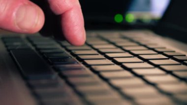 Ethernet bağlantı noktası ışıkları ile dizüstü bilgisayarda yazan ağ mühendisi seçici odağı kapat