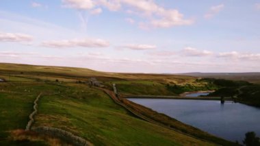 Holmfirth Peak Bölgesindeki rezervuar hava aracı zoom seçici odak noktası