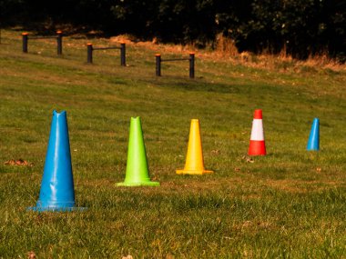 Geniş açı seçici odak için bir alanda renkli satır yol konileri
