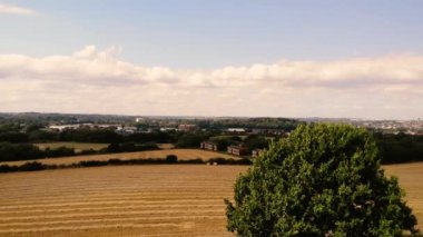 Wakefield Yorkshire 'da olgunlaşmış buğday ekinleri geniş zoom drone hava görüntüsü seçici odak noktası