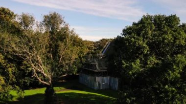 Eski İngiliz Kilisesi restorasyon sırasında hava aracı 4k seçici odak noktası