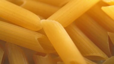  Kurutulmuş Penne Makarnası düşüyor Makro yakınlaştırma seçici odak noktası