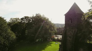 Ortaçağ kilise kulesi St Mary Mirfield İngiltere geniş zoom hava aracı seçici odak