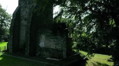 Ortaçağ kilise kulesi St Mary Mirfield İngiltere geniş zoom hava aracı seçici odak