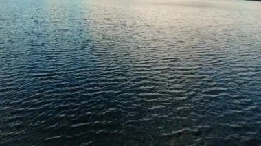 Derin mavi su drone gölünün rezervuarı geniş zoom görüntüsü seçici odak noktası