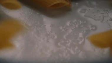  Kurutulmuş Penne Makarnası düşüyor Makro yakınlaştırma seçici odak noktası