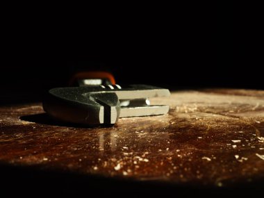 Tozlu eski masadaki ayarlanabilir anahtar seçici odak noktası