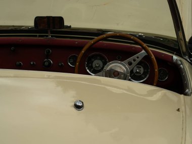 Austin Healey Sprite Klasik araba gösterge paneli geniş açılı seçici odak Dewsbury Batı Yorkshire 28 Kasım 2024
