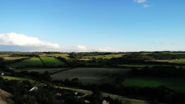 Yaz mevsiminde Yorkshire 'daki tarım arazisi 4k insansız hava aracı seçici odaklı.