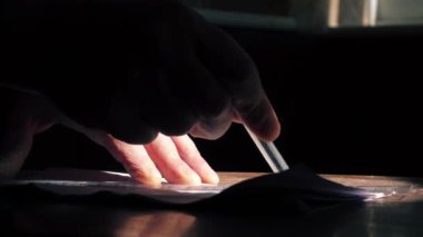 Kalem 4k yavaş çekimde seçici odak ile kağıda bir çizgi çiziliyor