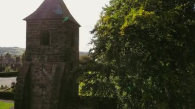 Ortaçağ kilise kulesi St Mary Mirfield İngiltere geniş zoom hava aracı seçici odak