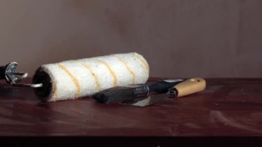 Resim fırçası ve silindiri seçici odak odaklı ortam yakınlaştırma kulesi dekorasyonu için