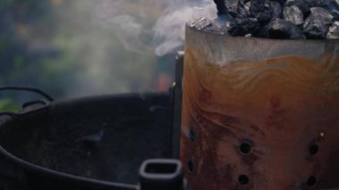 Barbeküde kömür ve mangal kömürü seçici odaklı zoom görüntüsü