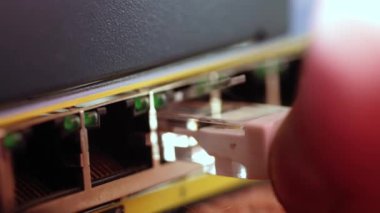 Ağ mühendisi ağ aygıtı makrosu içine kablo bağlar Seçici odaklanmayı yakınlaştır