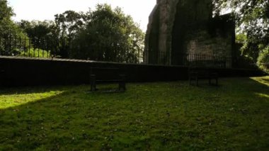 Ortaçağ kilise kulesi St Mary Mirfield İngiltere geniş 4k hava aracı seçici odaklı