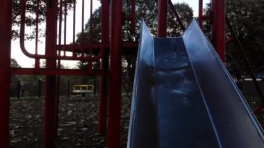 Boş çocuklar şehir parkında 4k 'lık seçici odak noktasında kayıyor