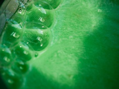 Yeşil su kabarcıkları seçici odak noktasını kapatır