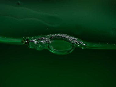 Yeşil su kabarcıkları seçici odak noktasını kapatır