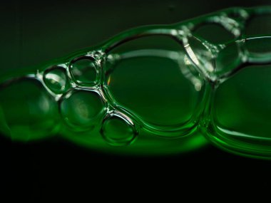 Yeşil su kabarcıkları makro çekim odağı kapatır