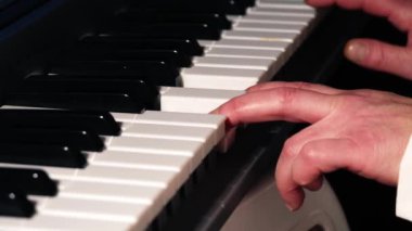 Piyano enstrümanı çalan müzisyen seçici odak noktası