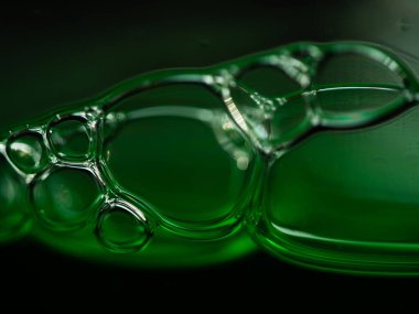 Yeşil su kabarcıkları makro çekim odağı kapatır