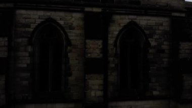 Eski gotik kilise pencereleri, hava araçları 4km 'lik seçici odak noktasını tarıyor.
