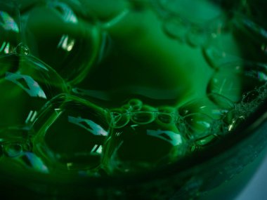 Yeşil su kabarcıkları makro çekim odağı kapatır