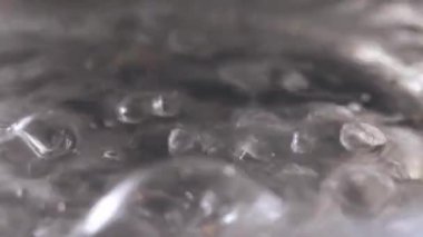 Sıcak su tencerede yavaş çekimde kaynıyor Makro çekim yakınlaştırması seçici odaklanma