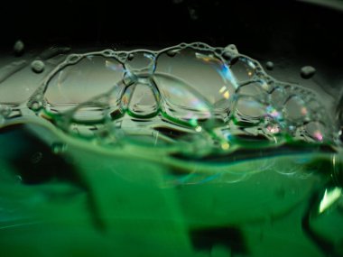 Yeşil su kabarcıkları makro çekim odağı kapatır