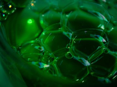 Yeşil su kabarcıkları makro çekim odağı kapatır