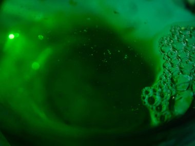 Yeşil su kabarcıkları seçici odak noktasını kapatır