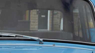 Eski klasik araba orta boy dolly zoom penceresinden sokağa bakış açısı seçici odaklanma