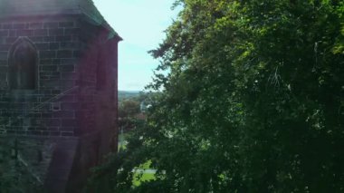 Ortaçağ kilise kulesi St Mary Mirfield İngiltere geniş 4k hava aracı seçici odaklı
