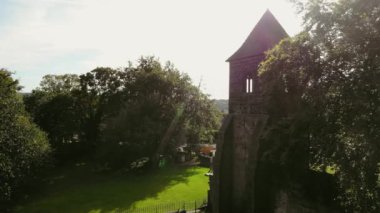Ortaçağ kilise kulesi St Mary Mirfield İngiltere geniş 4k hava aracı seçici odak noktası