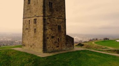 Huddersfield 'daki Castle Hill kulesi geniş insansız hava aracı yakınlaştırması seçici odak noktası
