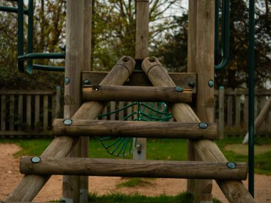 Çocuk oyun parkındaki kum havuzunda tahta oyun merdivenleri geniş açılı seçici odak noktası