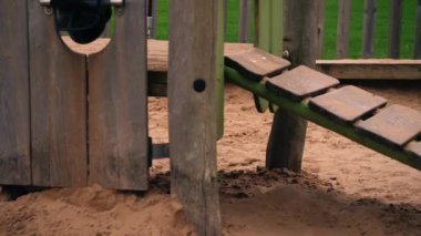 Çocuk oyun parkı ortamında kum çukuru 4k seçici odak noktası