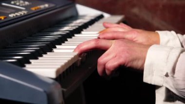 Piyano orgu çalan müzisyen müzik aleti seçici odaklanma görüntüsü verdi
