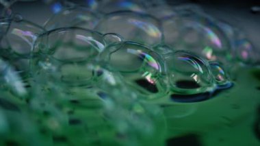 Yeşil su kabarcıkları makro 4k 'lık seçici odak noktasını kapatır