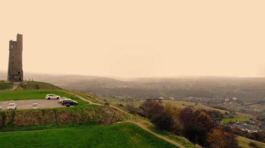 Huddersfield 'daki Castle Hill kulesi geniş insansız hava aracı yakınlaştırması seçici odak noktası