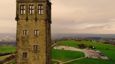 Huddersfield 'daki Castle Hill kulesi geniş insansız hava aracı yakınlaştırması seçici odak noktası
