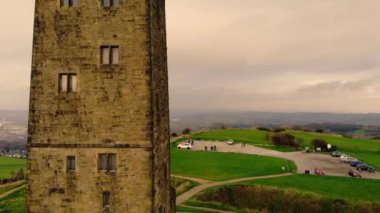 Huddersfield 'daki Castle Hill kulesi geniş insansız hava aracı yakınlaştırması seçici odak noktası